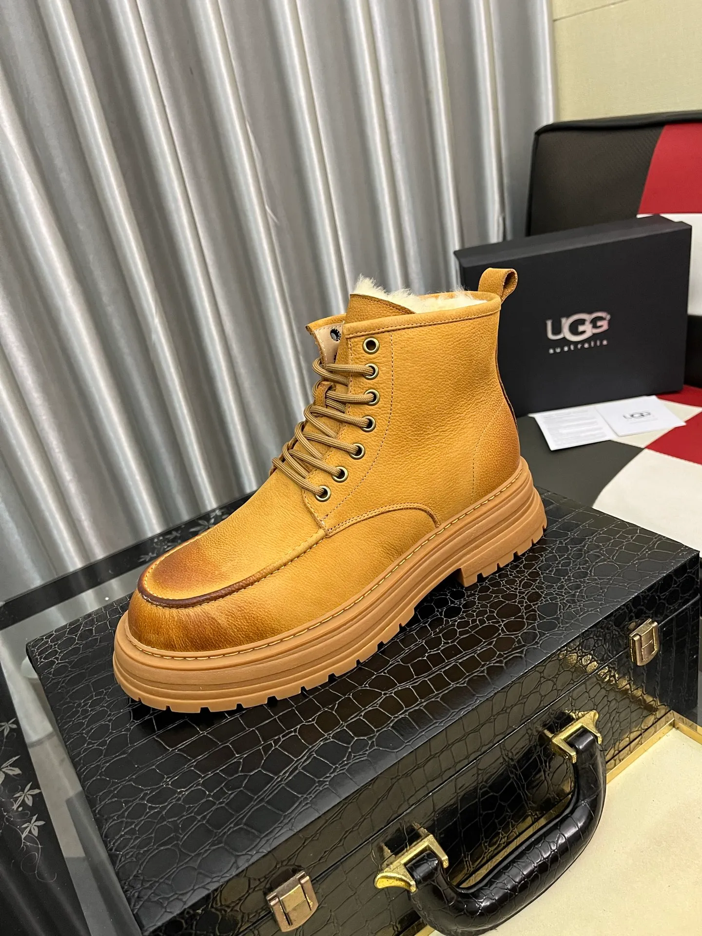 Men's Men's Shoes 💰660⌚️⌚️New UGG fur-integrated men's simple and fashionable snow shoes. The most worth buying at the end of this year are warm casual shoes. Whether you are out and about at home, their comfortable and warm performance will be your most suitable fashion companion! The material is cowhide upper and imported wool is used inside. Two layers of cowhide for warmth and comfort! The eva+ rubber patch outsole is cushioned, wear-resistant, and has good elasticity. It is light and wear-resistant, comfortable and soft, and the new simple cut is more fashionable. It has both practicality and fashion sense, so you no longer have to worry about how to match it in winter, while still maintaining fashionable taste. High-quality genuine wool produced in Dongguan. The material depends on the details! Size: 38-39-40-41-42-43-44-45